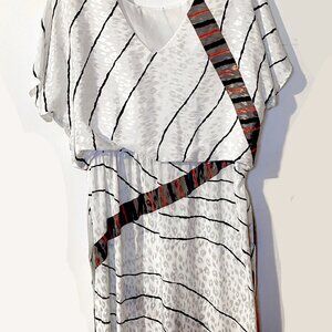Forever 21 short dress with a sash. Silvery, silky material. Good condition.
